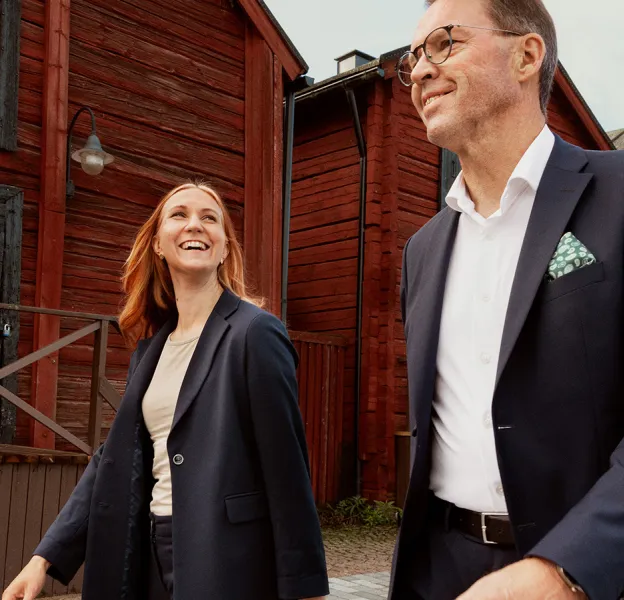 Oulun konttorin kaksi työntekijää