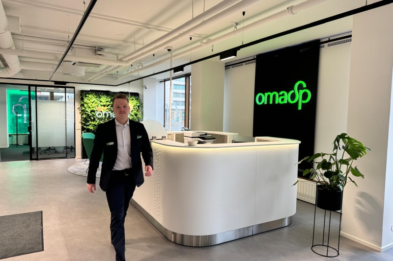 Konttoritiloissa etualalla Joakim Övermark