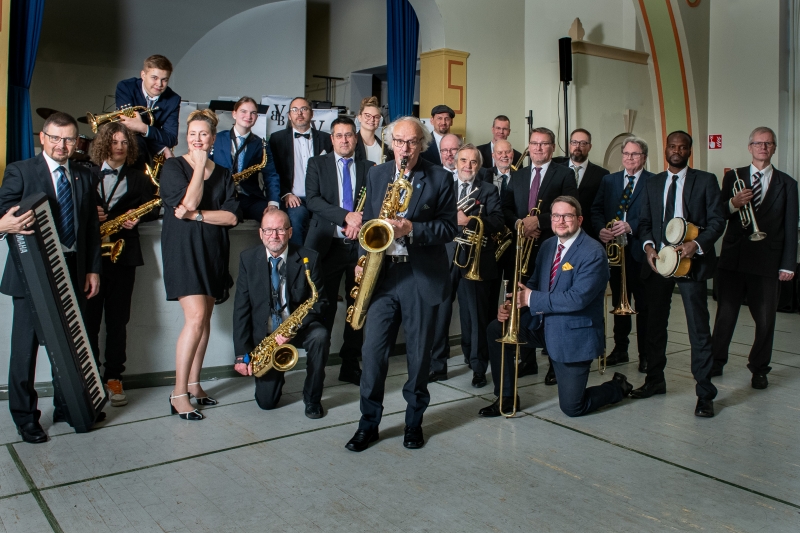 Vanaja big bandin jäsenistö intsrumentteineen 