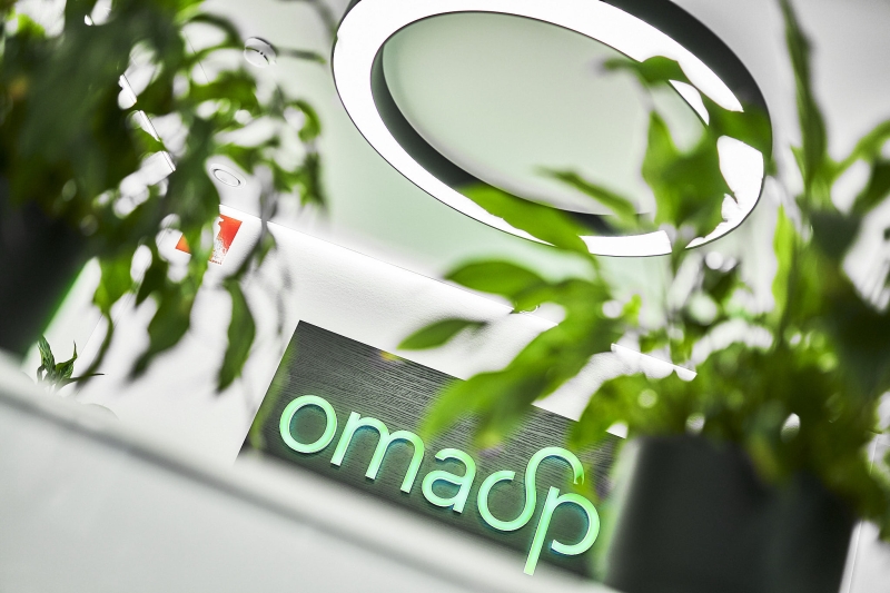 Kuvassa OmaSp:n logo ja kasveja