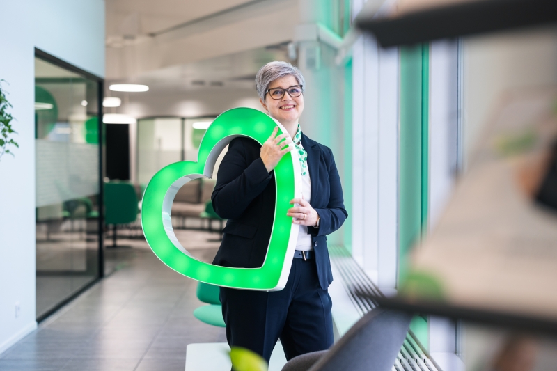 Pankin asiantuntija valosydämen kanssa pankin käytävällä.