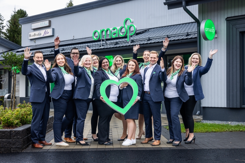 Tuurin konttorin kymmenhenkinen henkilökunta vilkuttaa