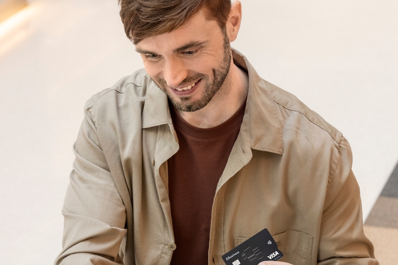 Yrittäjä tekemässä verkkokauppaostoa kortilla.