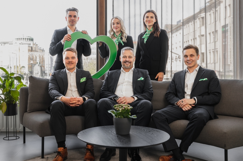 Vaasan konttorin kuusi henkilöä ryhmäkuvassa