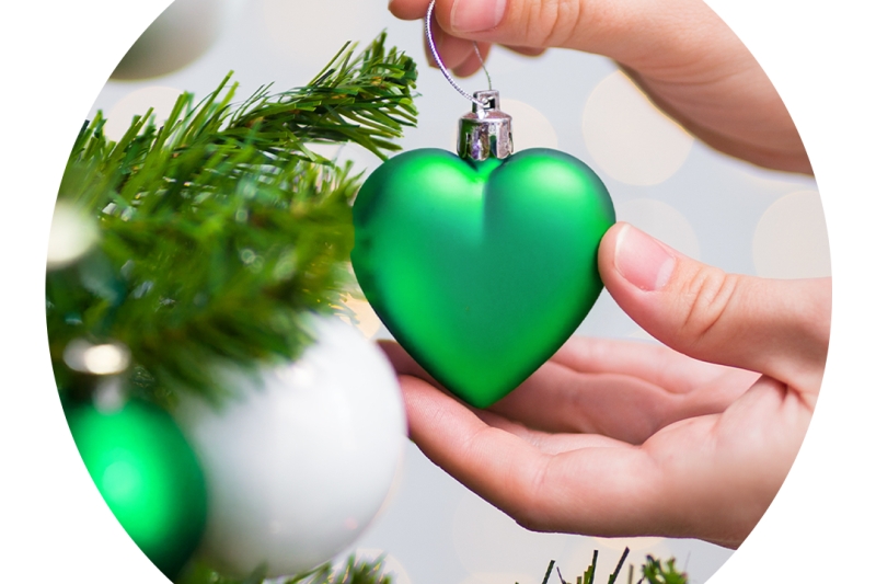 Kuusenoksa, johon ripustetaan vihreä sydänkoriste