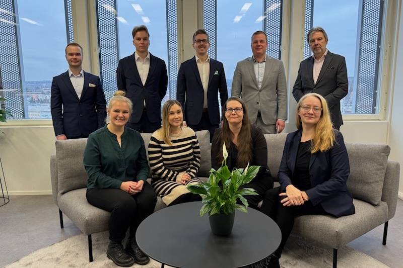 Kuvassa yhdeksän Vantaan konttorin henkilökuntaa