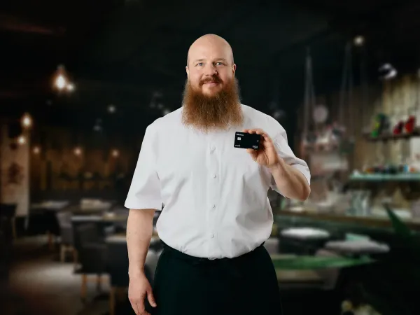 Kokki esittelee K-Business-korttia.