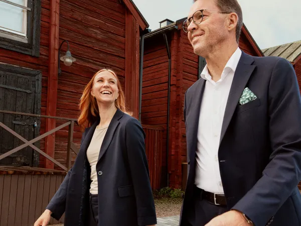 Oulun konttorin kaksi työntekijää