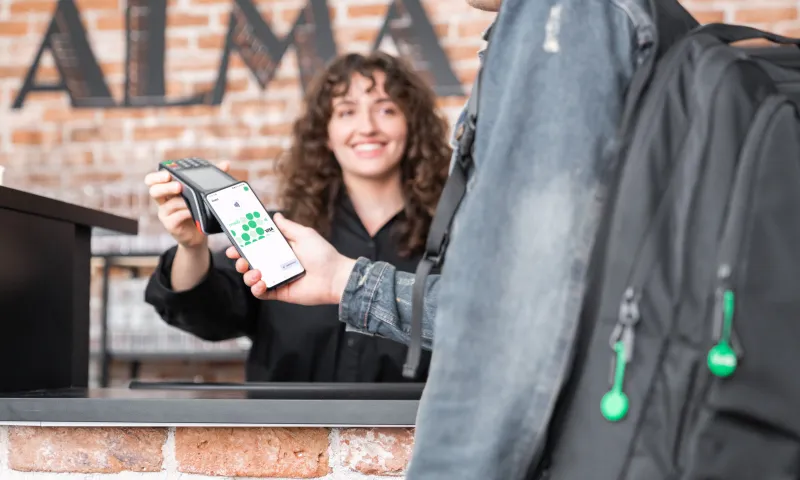 Google Pay puhelimen näytössä