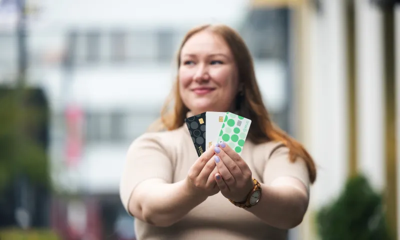 OmaSp:n asiantuntija Maija Jormanainen kortit kädessä