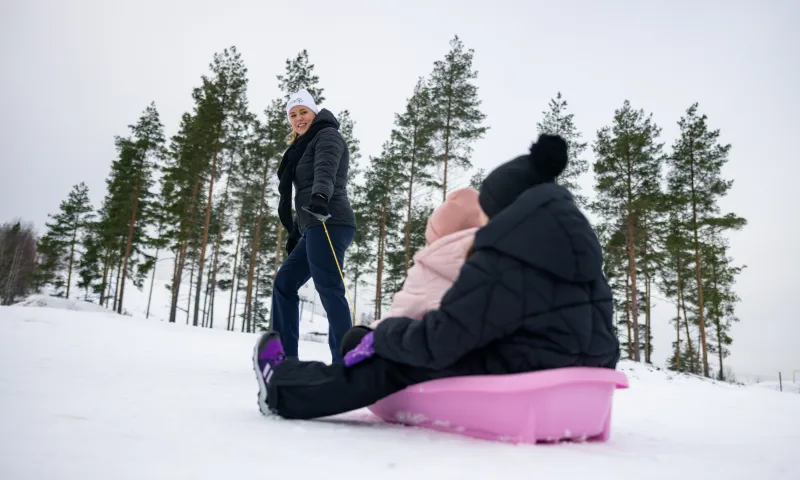 Lapsia vedetään pulkassa.