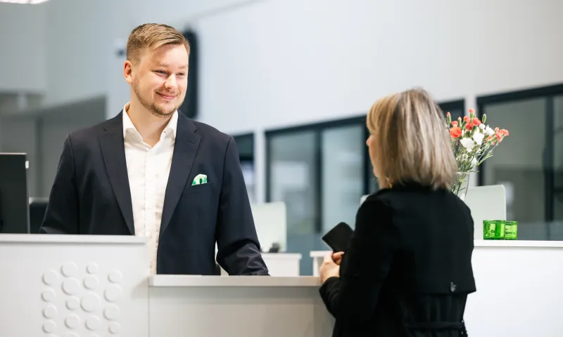 Pankin asiantuntija palvelee asiakasta kassalla.