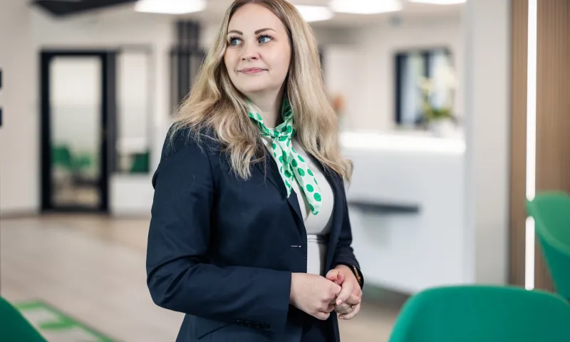 Pankin asiantuntija konttorin aulassa.