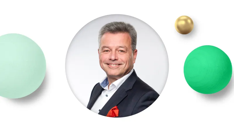 Kuvassa Karri Alameri ja taustalla palloja.