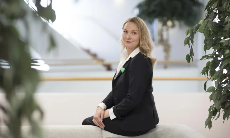 Maija Koivunen istuu konttorin aulassa