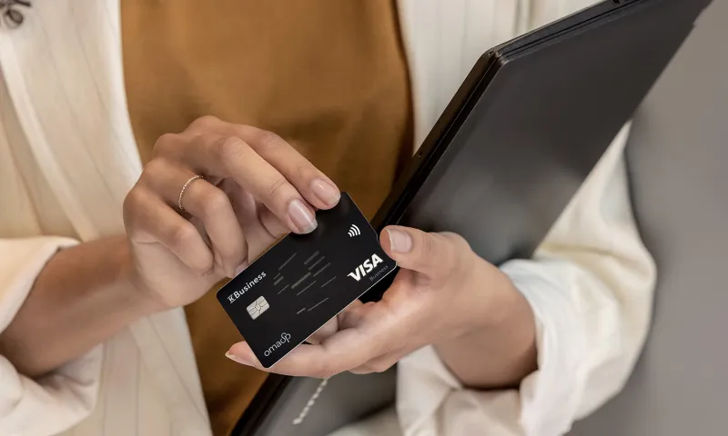 Sylissä kannettava tietokone ja K-Business Credit -kortti