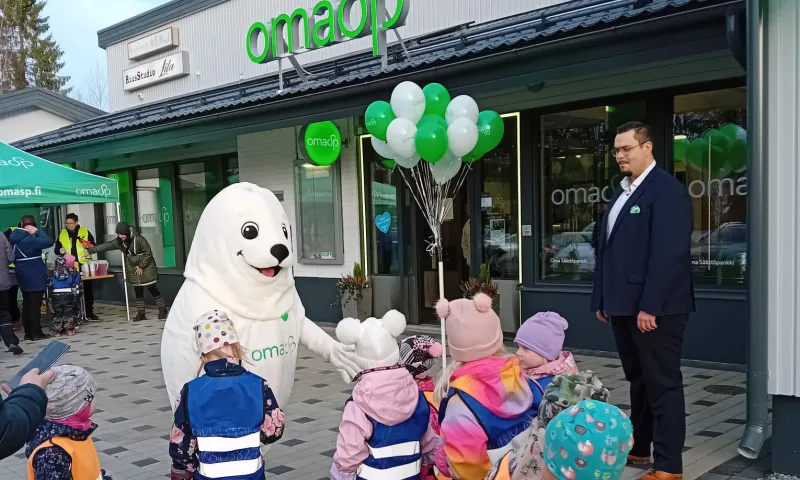 Lapset tervehtimässä Norppa-maskottia pankin pihassa.