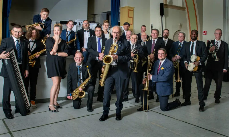 Vanaja big bandin jäsenistö intsrumentteineen 