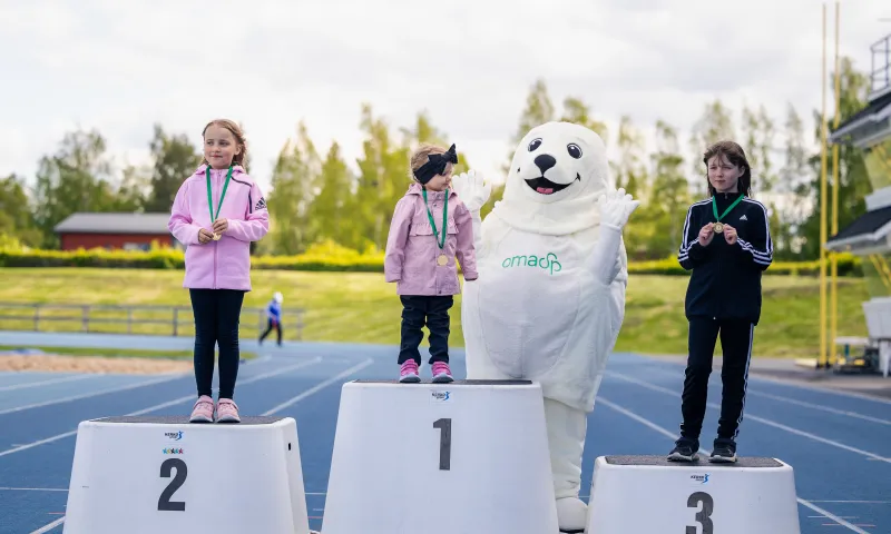 Lapsia OmaSportti yleisurheilukisoissa