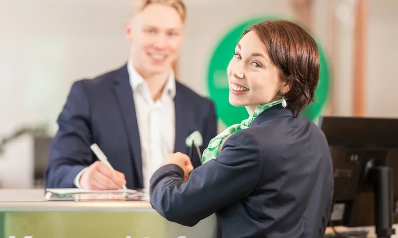 Krista-Maria Puhjo ja Jani Utriainen kassapisteessä