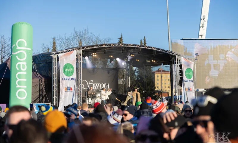 Salpausselän kisatapahtuma, etualalla OmaSp:n logo ilmatornissa