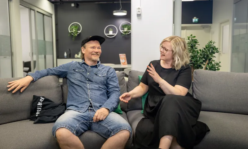 Harri Vilkuna ja palvelupäällikkö Katja Renfors keskustelevat konttorissa.