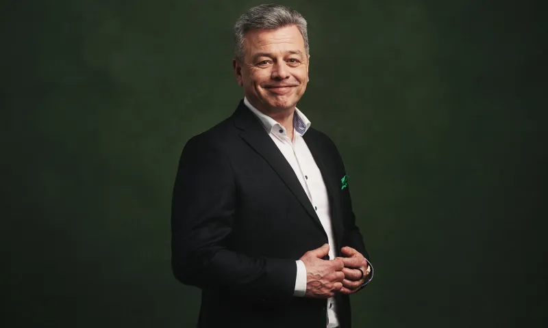 Karri Alameri tummalla taustalla