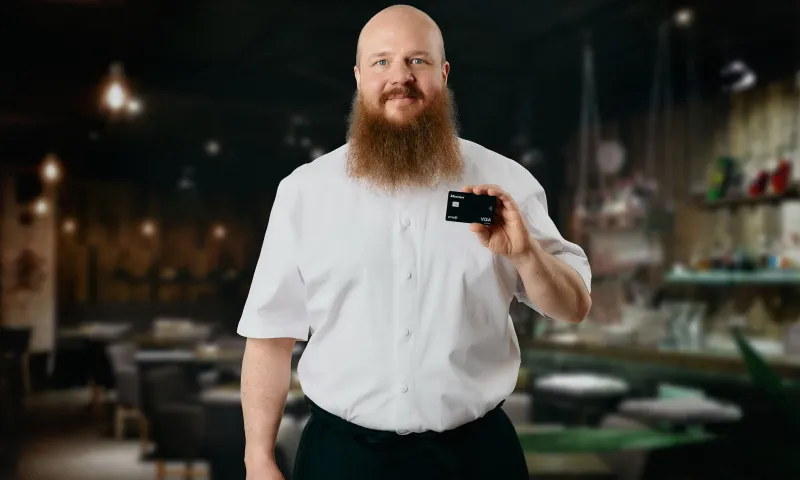 Kokki esittelee K-Business-korttia.