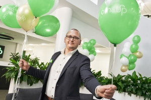 OmaSp:n asiantuntija pitää kädessään ilmapalloja.