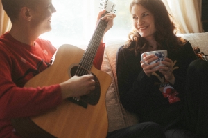 Sini ja Simi yhdessä sohvalla