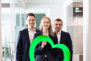Kolme pankin asiantuntijaa pankkisalissa.