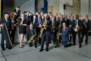 Vanaja big bandin jäsenistö intsrumentteineen 