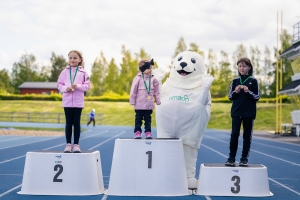 Lapsia OmaSportti yleisurheilukisoissa