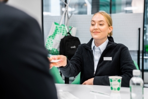 Yrittäjä neuvottelussa Lappeenrannan konttorilla