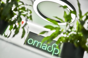 Kuvassa OmaSp:n logo ja kasveja