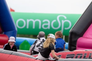Lapsia pomppulinnassa OmaSp Ilmaisravit -tapahtumassa
