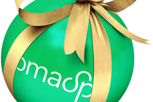 Vihreä joulukoriste, jossa valkoisella OmaSp logo