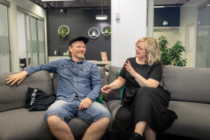 Harri Vilkuna ja palvelupäällikkö Katja Renfors keskustelevat konttorissa.