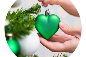 Kuusenoksa, johon ripustetaan vihreä sydänkoriste