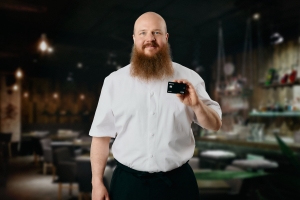 Kokki esittelee K-Business-korttia.