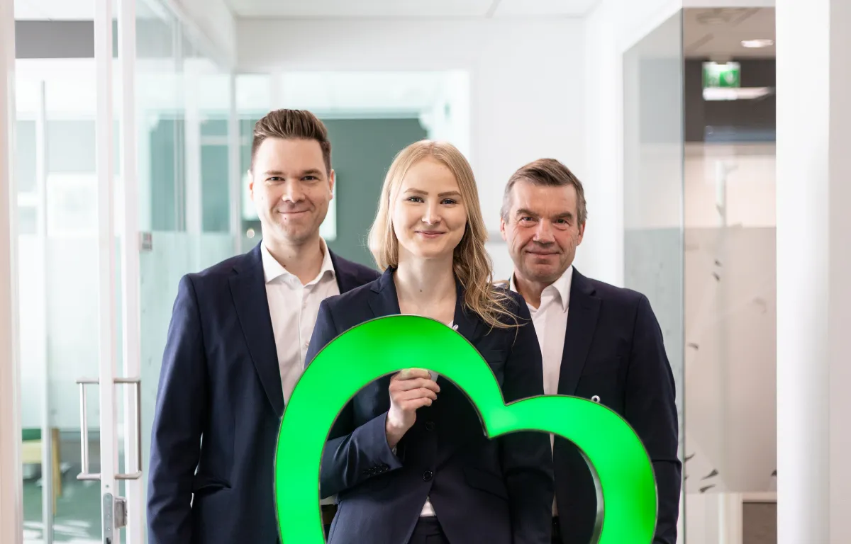 Kolme pankin asiantuntijaa pankkisalissa.