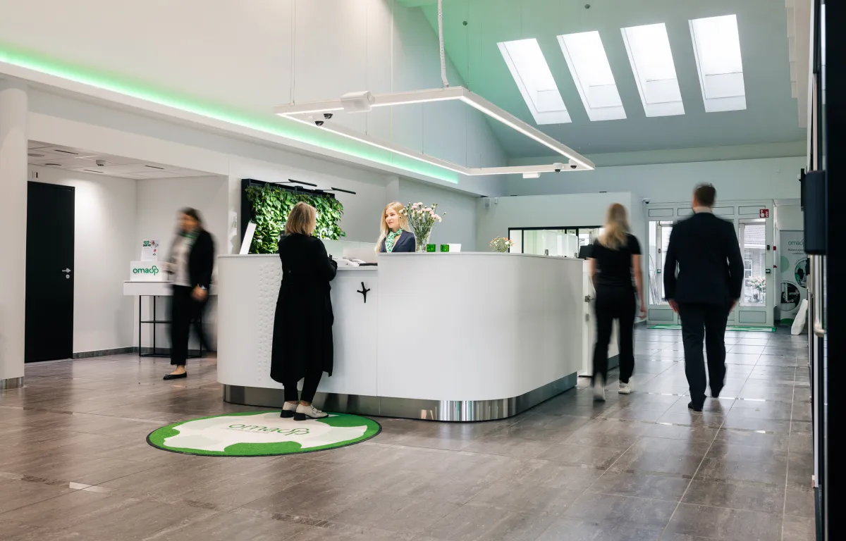 Liedon konttorin info, jonka ympärillä ihmisiä